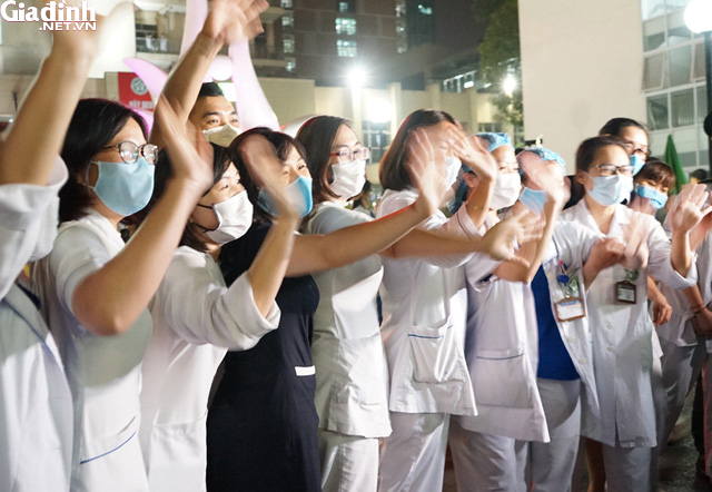 Sau gỡ bỏ lệnh phong tỏa, Bệnh viện Bạch Mai làm gì để đảm bảo an toàn cho người bệnh và các nhân viên y tế? - Ảnh 3.